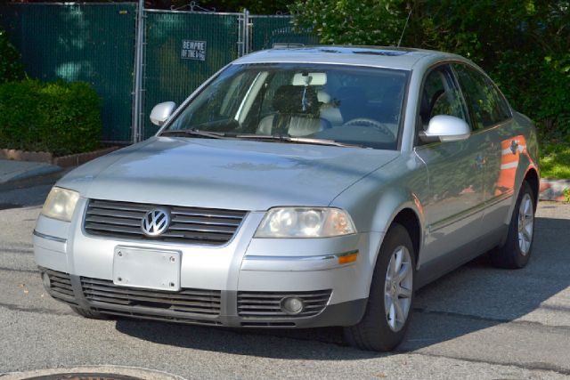 2004 Volkswagen Passat FWD 4dr Sport