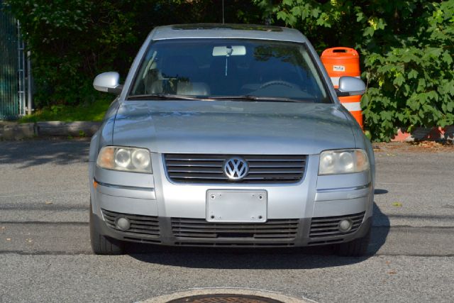 2004 Volkswagen Passat FWD 4dr Sport