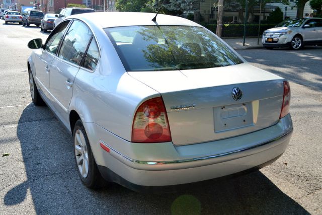 2004 Volkswagen Passat FWD 4dr Sport