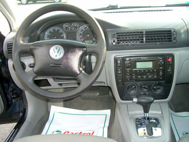 2004 Volkswagen Passat S Sedan