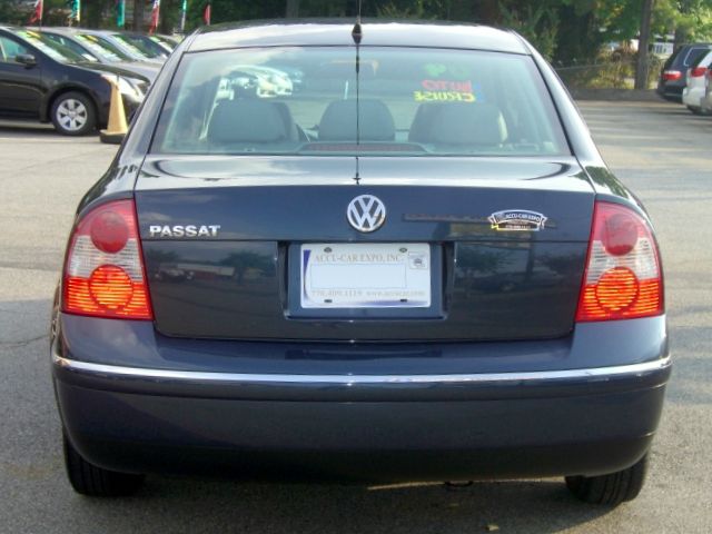 2004 Volkswagen Passat S Sedan