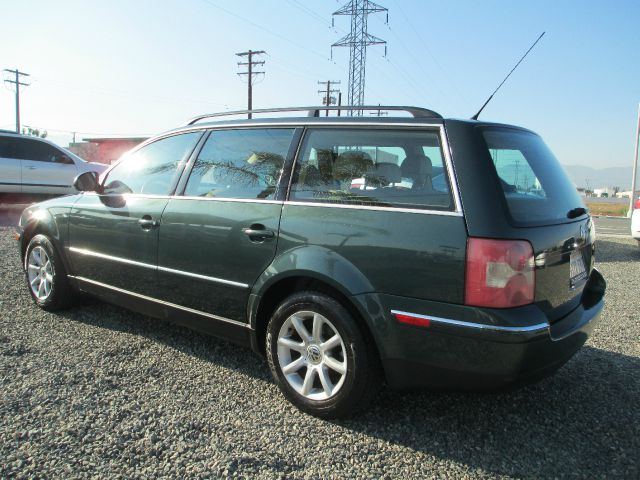 2004 Volkswagen Passat FWD 4dr Sport