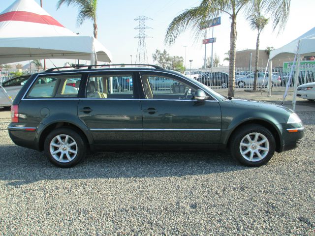 2004 Volkswagen Passat FWD 4dr Sport