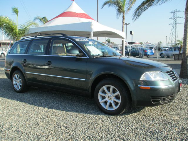 2004 Volkswagen Passat FWD 4dr Sport