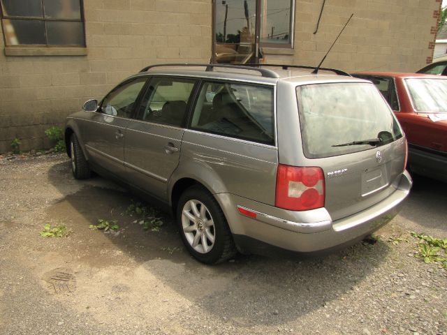 2004 Volkswagen Passat FWD 4dr Sport