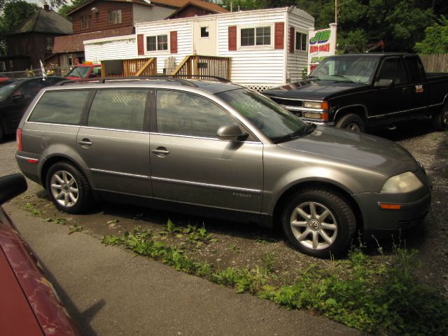 2004 Volkswagen Passat FWD 4dr Sport