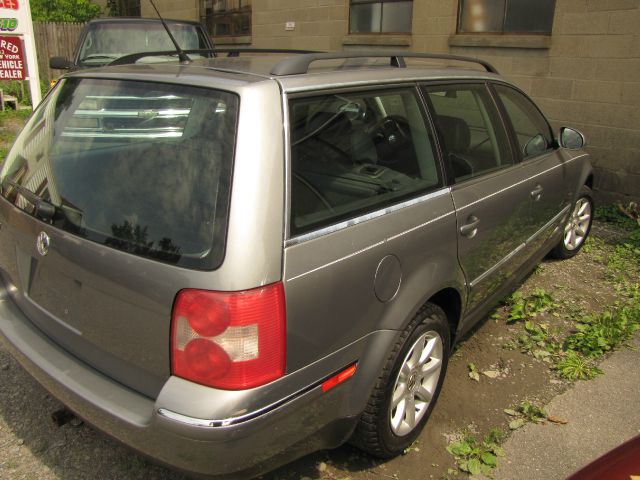 2004 Volkswagen Passat FWD 4dr Sport