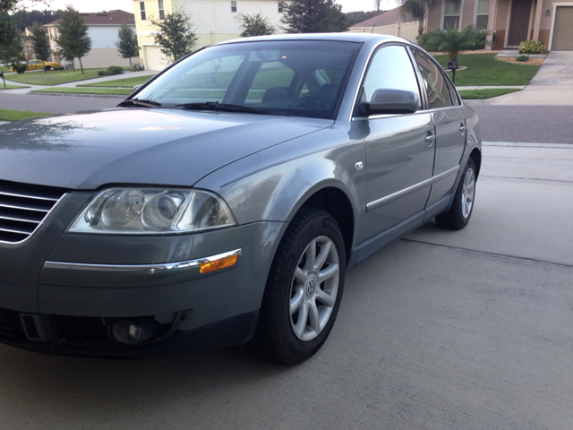 2004 Volkswagen Passat FWD 4dr Sport