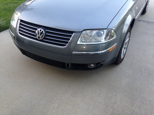 2004 Volkswagen Passat FWD 4dr Sport