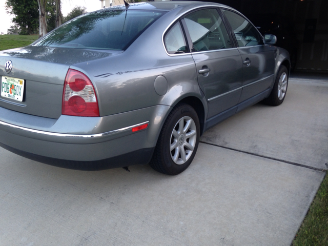 2004 Volkswagen Passat FWD 4dr Sport