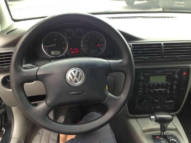 2004 Volkswagen Passat S Sedan