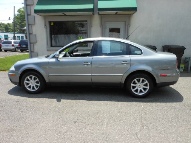 2004 Volkswagen Passat FWD 4dr Sport