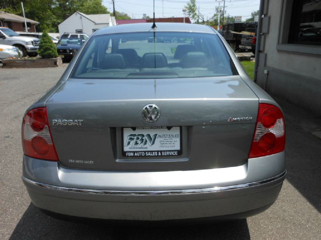 2004 Volkswagen Passat FWD 4dr Sport