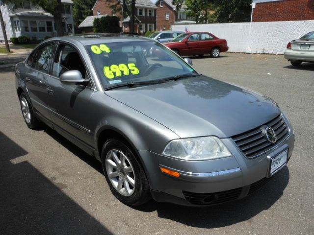 2004 Volkswagen Passat FWD 4dr Sport