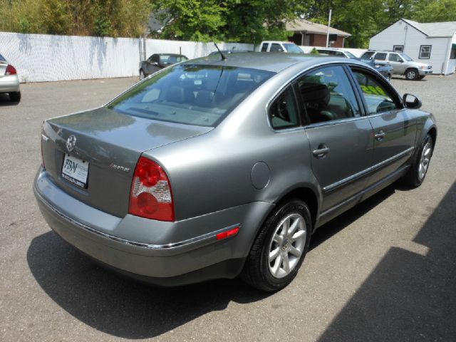 2004 Volkswagen Passat FWD 4dr Sport