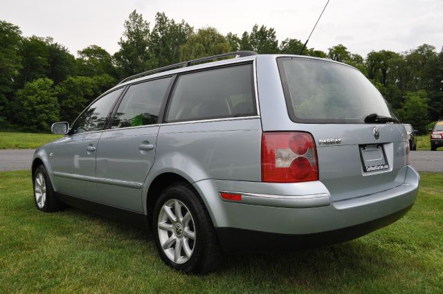 2004 Volkswagen Passat FWD 4dr Sport