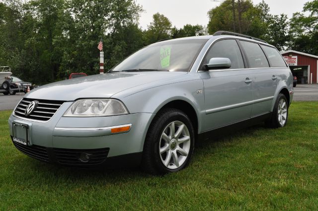 2004 Volkswagen Passat FWD 4dr Sport