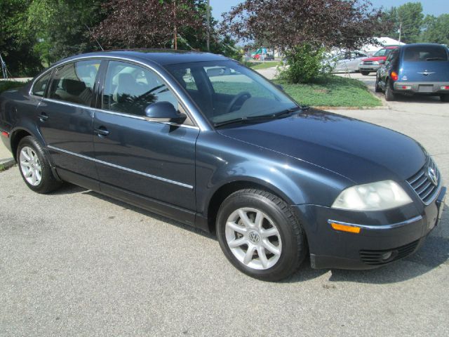 2004 Volkswagen Passat FWD 4dr Sport