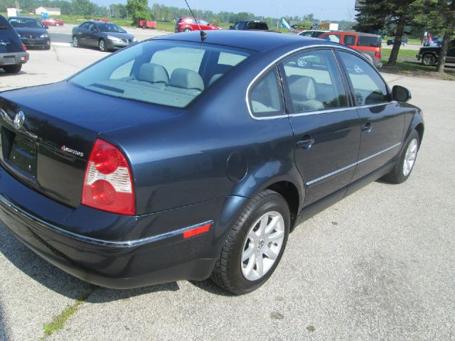 2004 Volkswagen Passat FWD 4dr Sport