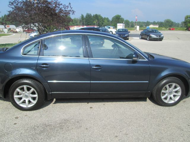 2004 Volkswagen Passat FWD 4dr Sport