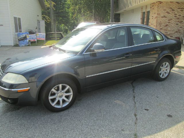 2004 Volkswagen Passat FWD 4dr Sport