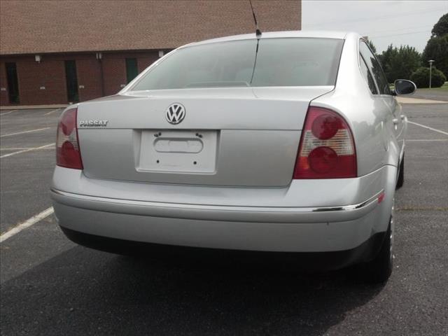 2004 Volkswagen Passat Sle-1 FWD