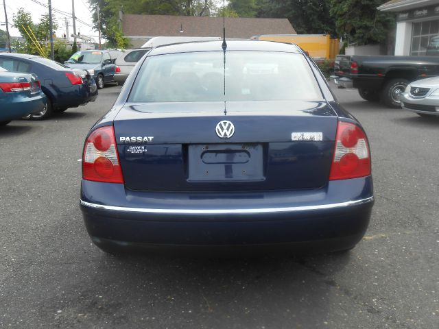 2004 Volkswagen Passat S Sedan