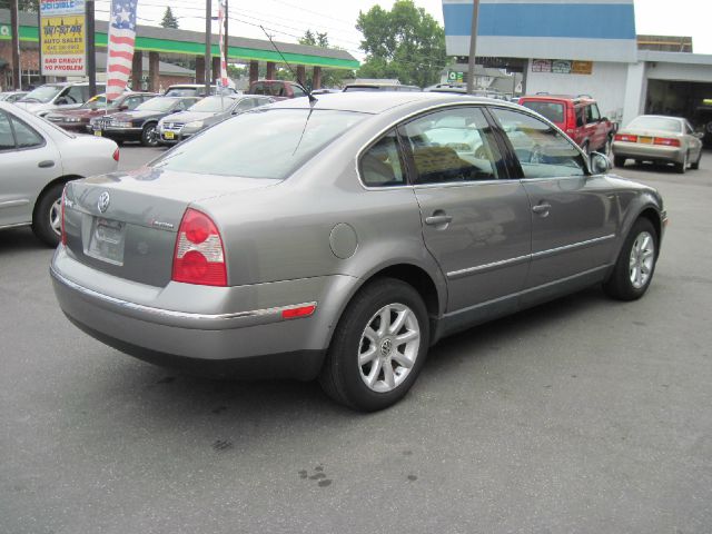 2004 Volkswagen Passat FWD 4dr Sport