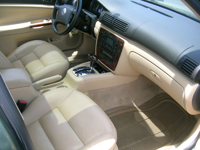 2004 Volkswagen Passat LS W/leather Seats