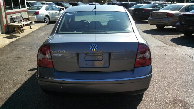 2004 Volkswagen Passat FWD 4dr Sport