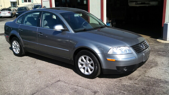 2004 Volkswagen Passat FWD 4dr Sport