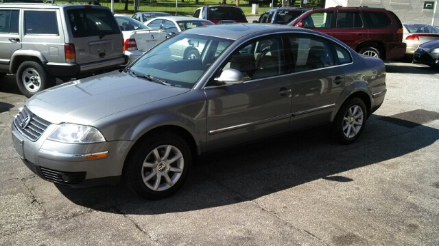 2004 Volkswagen Passat FWD 4dr Sport