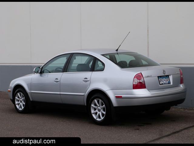 2004 Volkswagen Passat FWD 4dr Sport