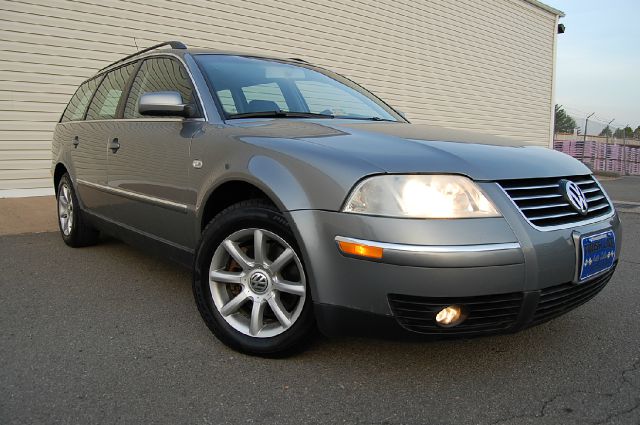 2004 Volkswagen Passat FWD 4dr Sport