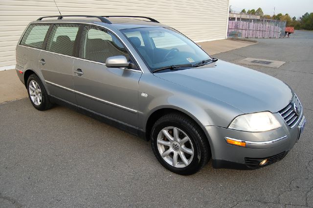 2004 Volkswagen Passat FWD 4dr Sport