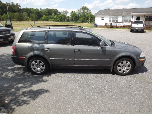 2005 Volkswagen Passat FWD 4dr Sport