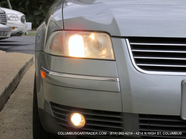 2005 Volkswagen Passat FWD 4dr Sport