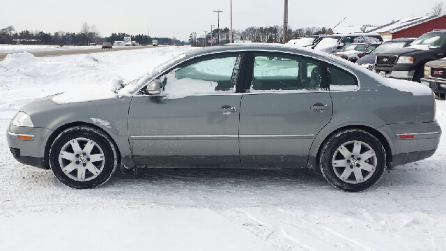 2005 Volkswagen Passat FWD 4dr Sport