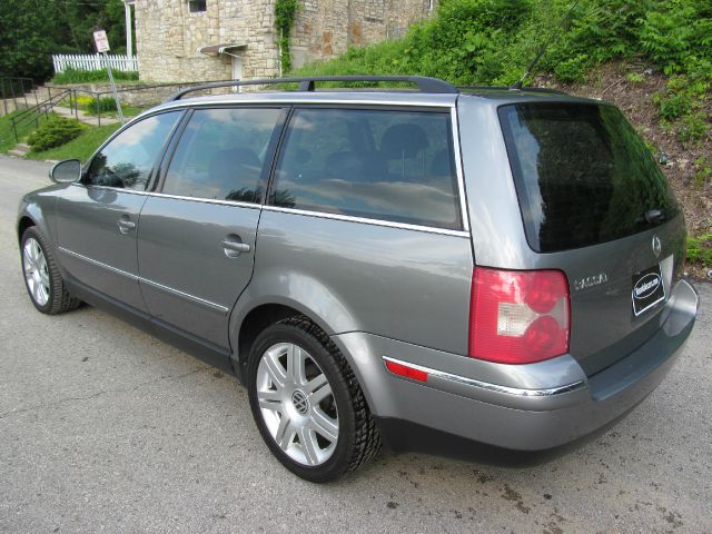 2005 Volkswagen Passat FWD 4dr Sport