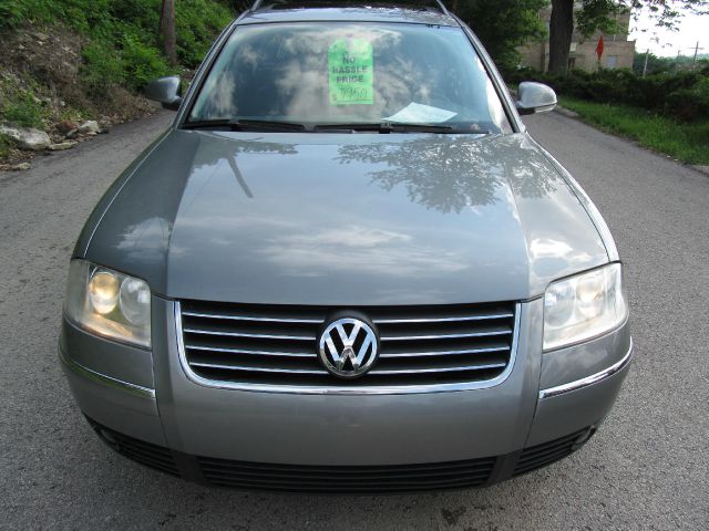 2005 Volkswagen Passat FWD 4dr Sport