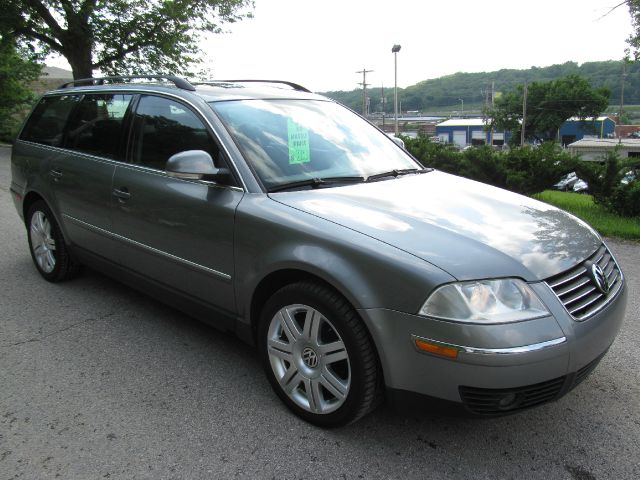 2005 Volkswagen Passat FWD 4dr Sport