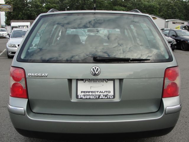 2005 Volkswagen Passat FWD 4dr Sport