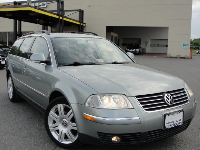 2005 Volkswagen Passat FWD 4dr Sport