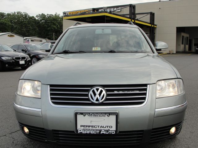 2005 Volkswagen Passat FWD 4dr Sport