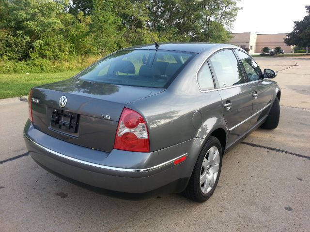 2005 Volkswagen Passat FWD 4dr Sport