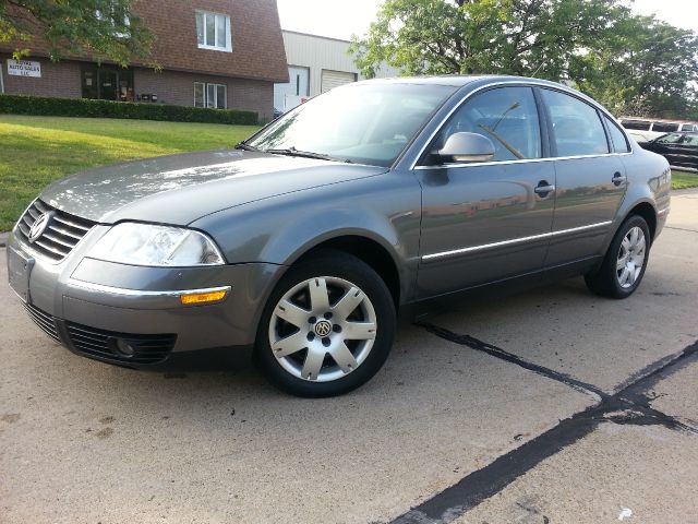 2005 Volkswagen Passat FWD 4dr Sport