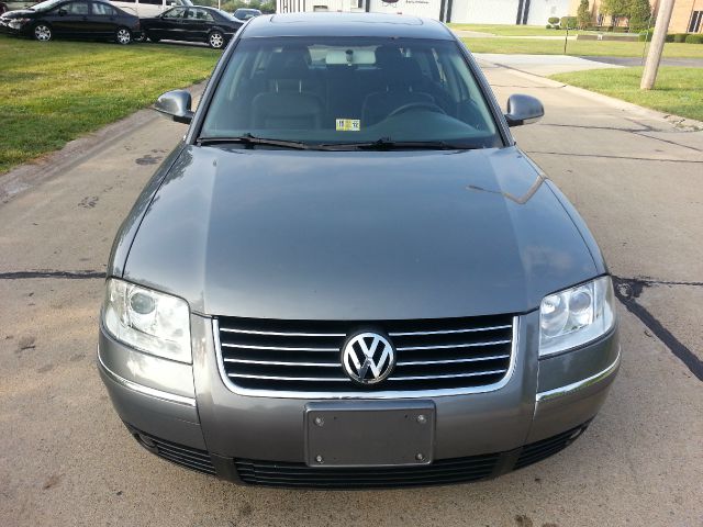 2005 Volkswagen Passat FWD 4dr Sport