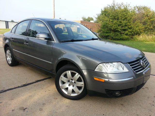 2005 Volkswagen Passat FWD 4dr Sport