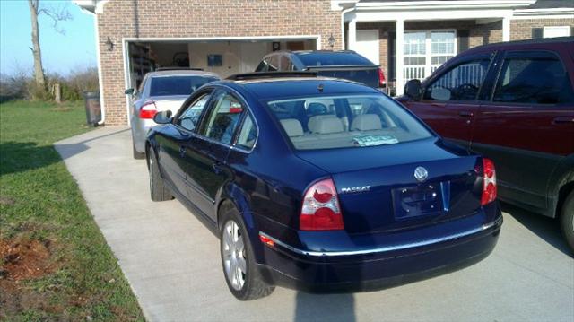 2005 Volkswagen Passat FWD 4dr Sport