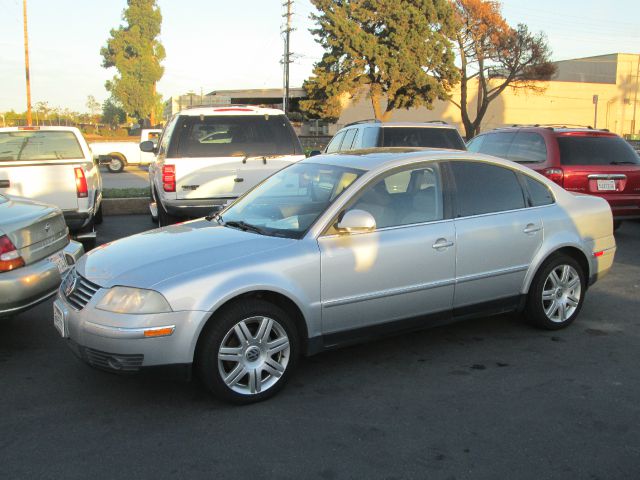 2005 Volkswagen Passat FWD 4dr Sport